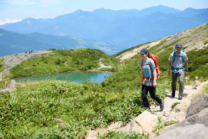 ローバーの登山靴「バルド／バディア」を履いて登山を楽しむ男女