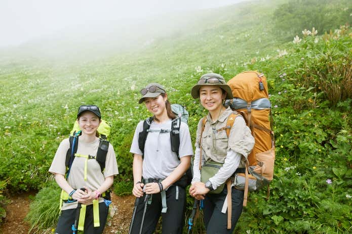お花畑と登山者