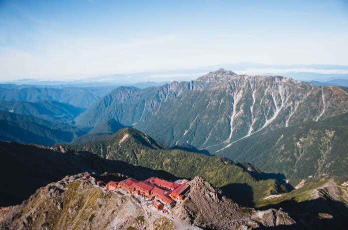 山頂から見る山小屋