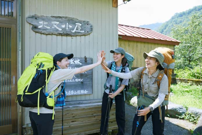 ハイタッチをする登山者