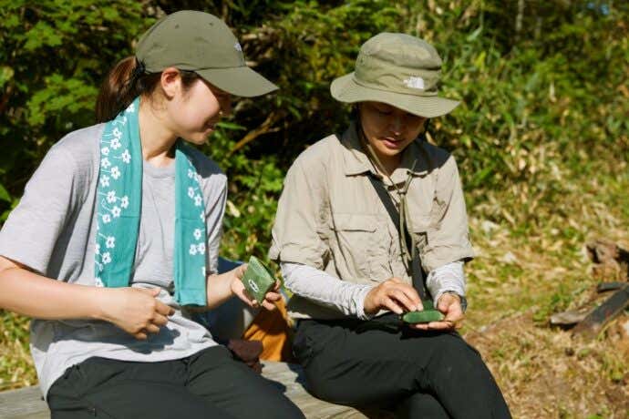 休憩する登山者