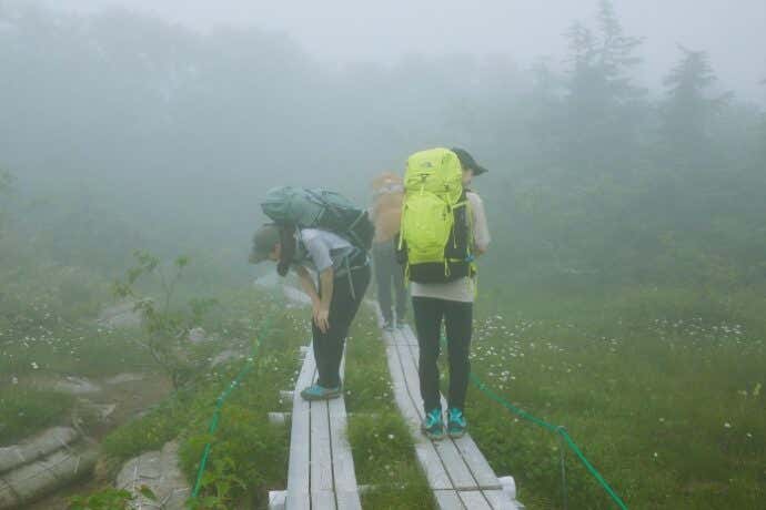 天狗原（てんぐっぱら）の木道を歩く登山者