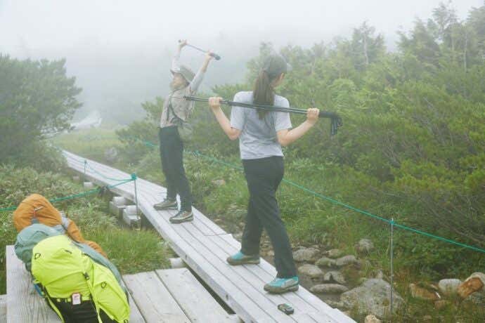 ストレッチする登山者