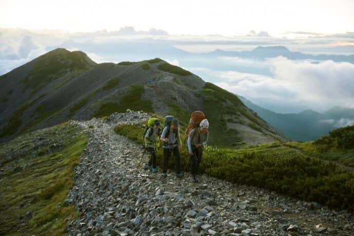 稜線を歩く登山者