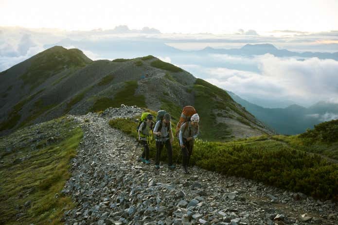 稜線を歩く登山者