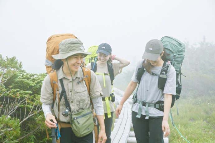 天狗原（てんぐっぱら）の木道を歩く登山者