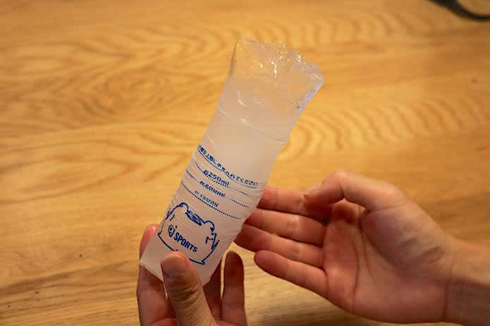氷棒を取り出す
