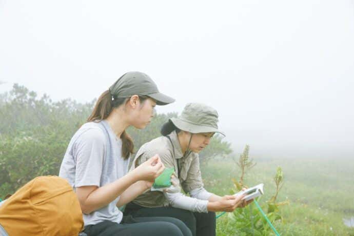 天狗原（てんぐっぱら）で休憩する登山者