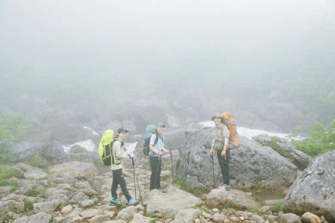 登山を楽しむ女性3人
