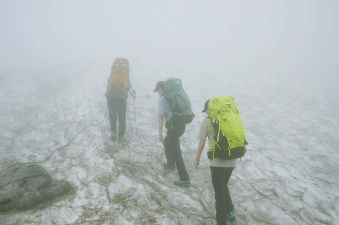 雪渓を登る登山者