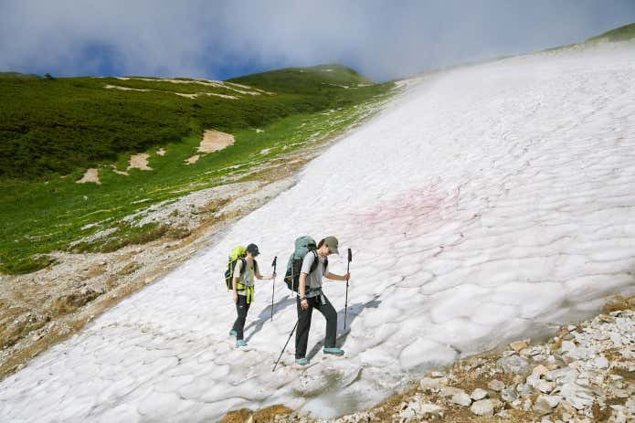 雪渓を渡る登山者