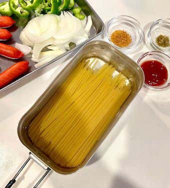 パスタ類を入れて煮る