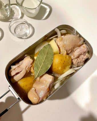 材料を入れて煮込む