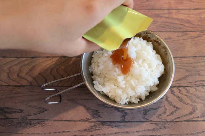 卵かけご飯の素のタレを白米にかける