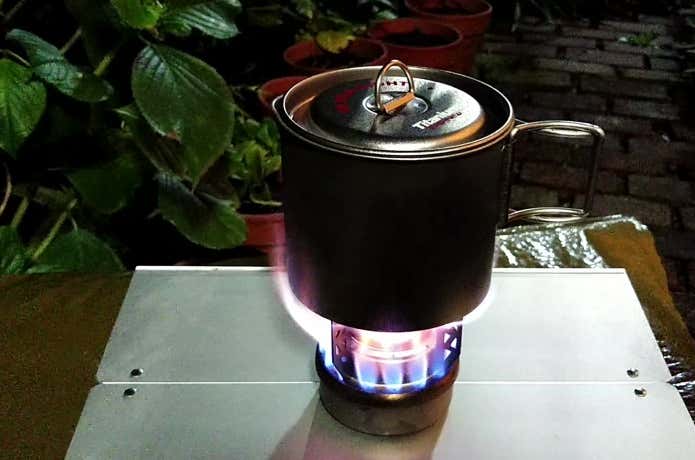 調理中のアルコールストーブ
