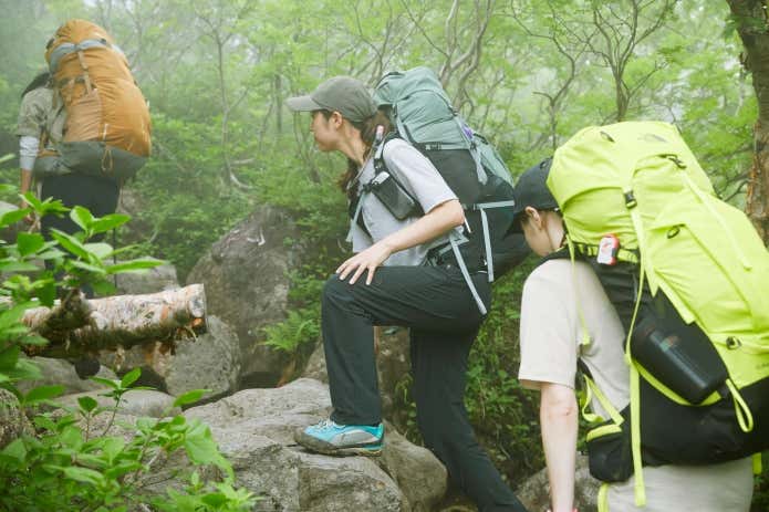 岩場を登る登山者