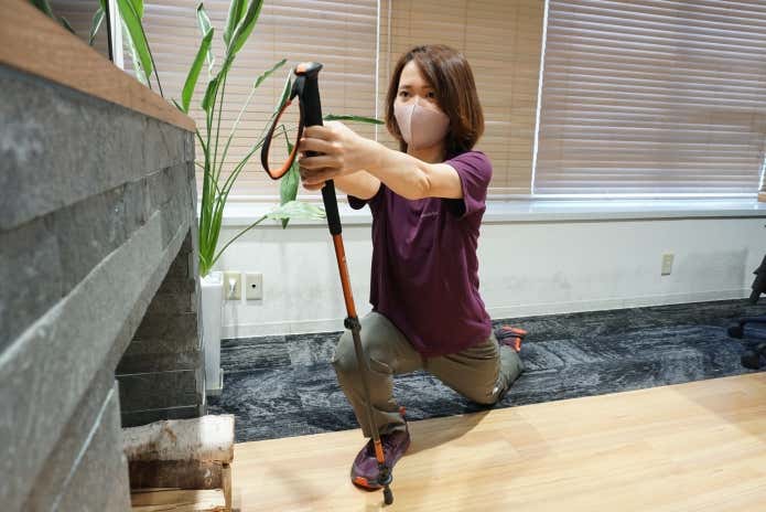 トレーニング　息を吐きながら体全体で前に動く