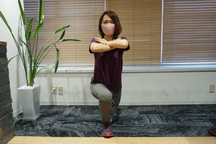 トレーニング　肘を上に挙げて背筋をピンと伸ばす