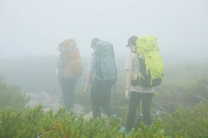 霧の中を歩く登山者