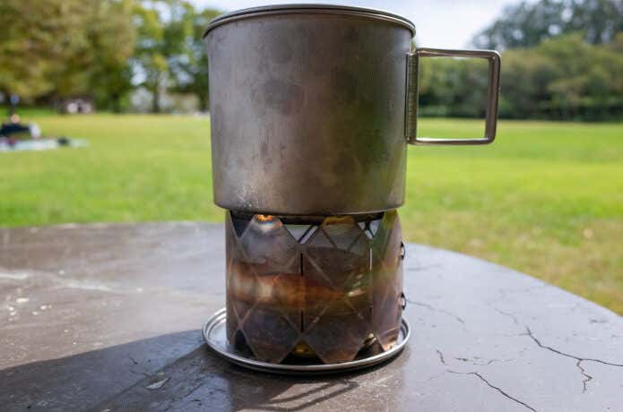 ロマンだけではない、五徳と風防の機能を兼ね備えたミュニーク「X-MESH STOVE」をレビュー | YAMA HACK[ヤマハック]