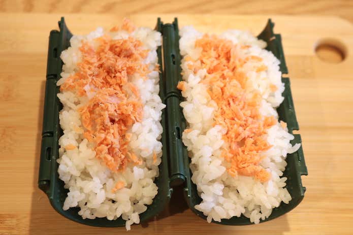 鮭おにぎりをつくります