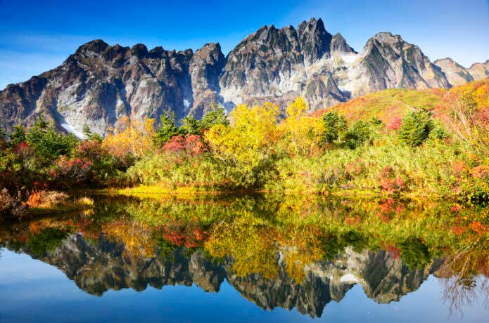 裏剱と紅葉を映す仙人池