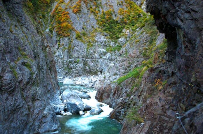 下ノ廊下の狭い峡谷を作り出した黒部川の急流
