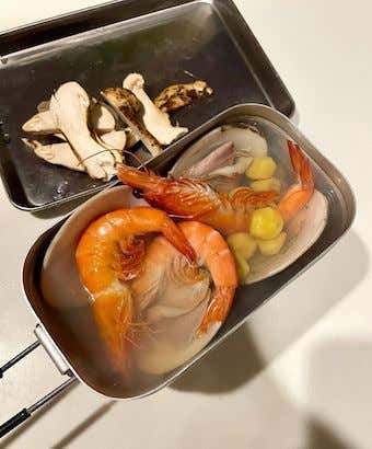 材料と調味料を入れる