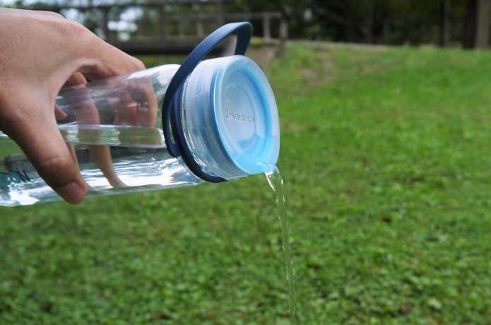 ハイドラパックのリーコンは、飲み口から水が溢れないキャップを採用