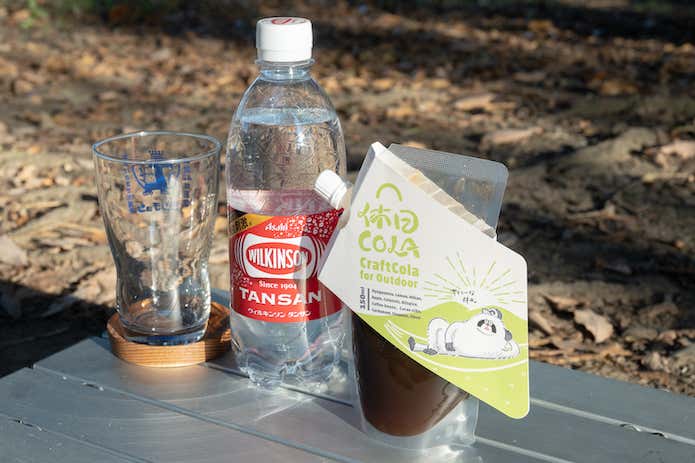 コップ、炭酸水、休日コーラ