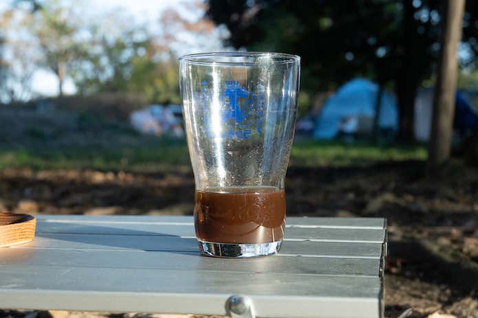 コップに休日コーラ原液を注ぐ
