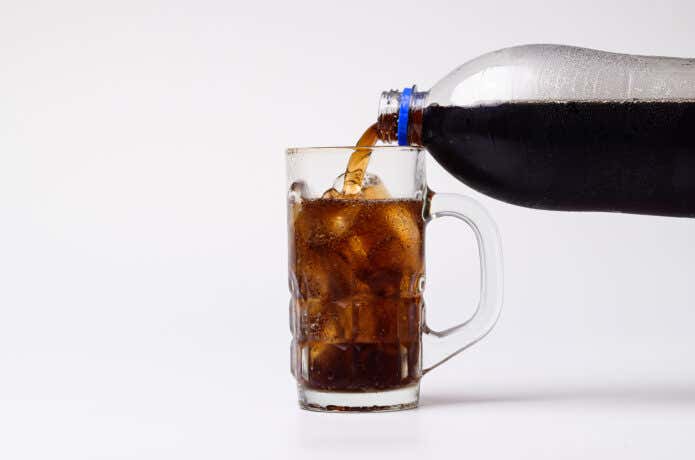 グラスに注がれるコーラ