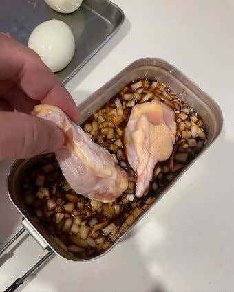 手羽元煮込み　手羽元をいれる
