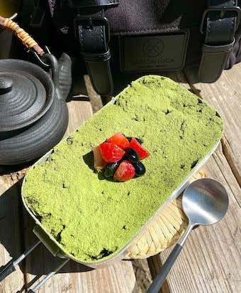 スコップ抹茶おはぎ　抹茶を振りかけます