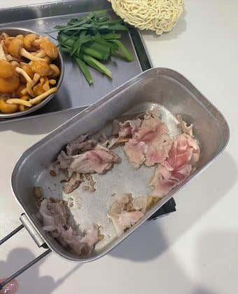 メスティンで豚肉を炒める