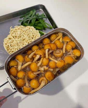 水となめこを入れる
