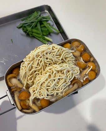 ラーメンをメスティンに入れる