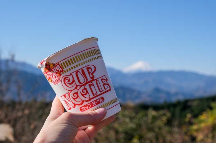 カップヌードルと富士山の見える絶景