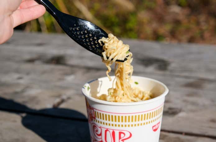 新型ラーメンレンゲ「スクーン」で麺を絡めとる様子