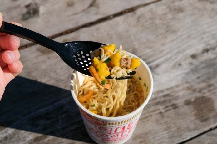 新型ラーメンレンゲ「スクーン」で麺と具材を一緒に食べる様子