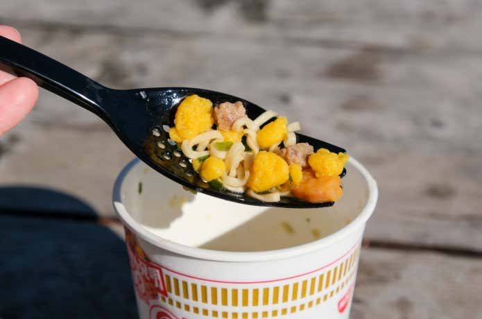 新型ラーメンレンゲ「スクーン」で、スープの底に沈んだ具材と短い麺をすくう様子