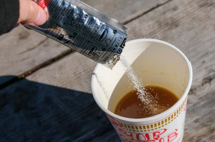 残った麺スープ固めてポンをターメンの残り汁に入れる様子