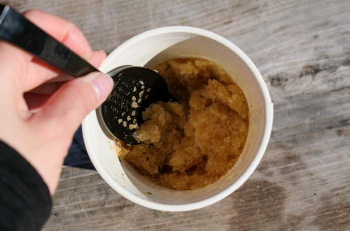 残った麺スープ固めてポンをターメンの残り汁に入れて箸などでかき混ぜる様子
