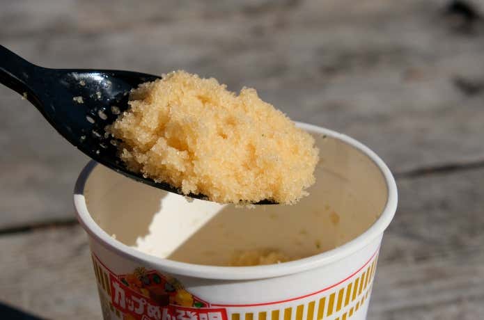 残った麺スープ固めてポンをターメンの残り汁に入れてしばらくして、固まった様子