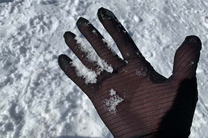 雪が付着しても手はほとんど濡れを感じません