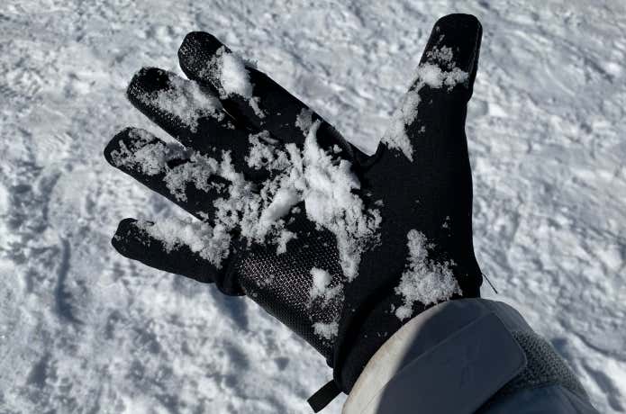 雪に触れても優れた撥水性を発揮