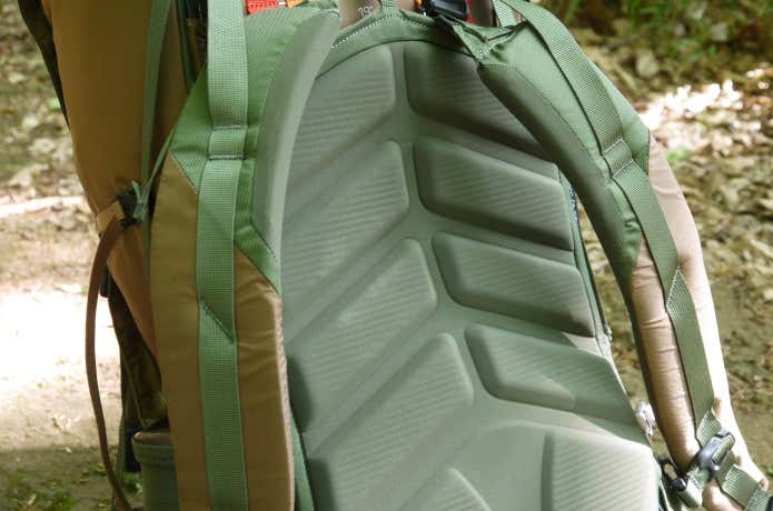 ソフトな背面&ショルダーベルトのパッドによる独特の背負い心地