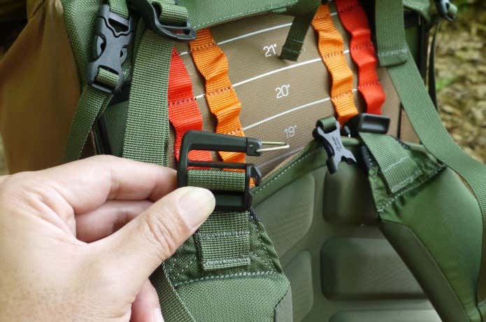 背面長調節はデイジーチェーンにクリップを掛けるシステム