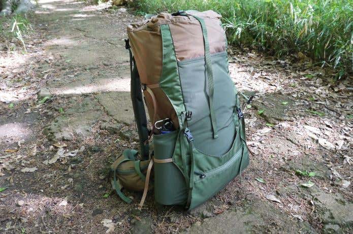 サイドとフロントにはストレッチポケット装備