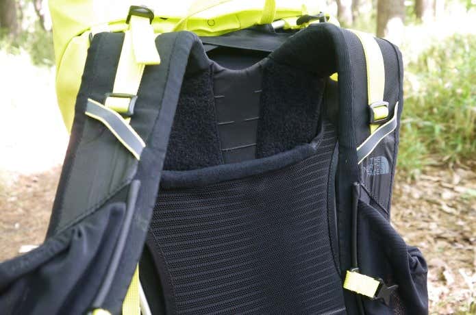 フィット感を高める背面長調節は、面ファスナーで簡単調整可能